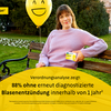 Produktbühne_Kachel_wiederkehrende_Blasenentzündung_Frau_auf_Parkbank