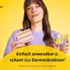 Produktbühne_Kachel_Mikrobiom_Frau_mit_Tabletten