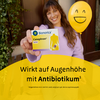 Produktbühne_Kachel_Auf_Augenhöhe_mit_Antibiotikum_Frau_mit_Packung