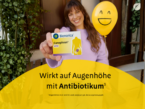 Produktbühne_Kachel_Auf_Augenhöhe_mit_Antibiotikum_Frau_mit_Packung