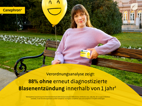 Produktbühne_Kachel_wiederkehrende_Blasenentzündung_Frau_auf_Parkbank