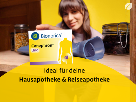 Produktbühne_Kachel_Hausapotheke_Frau_nimmt_Packung_aus_Regal